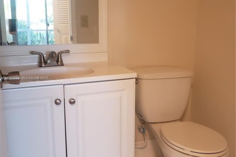 Condo in Pembroke Pines, Florida, 2 bedrooms  № 1991102 - photo 21