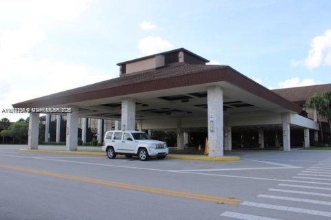 Condo in Pembroke Pines, Florida, 2 bedrooms  № 1991102 - photo 12