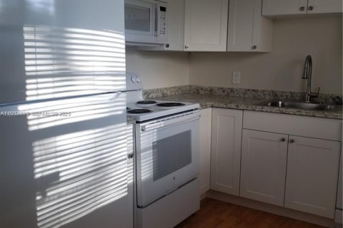 Condo in Pembroke Pines, Florida, 2 bedrooms  № 1991102 - photo 6