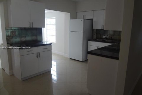 House in North Miami, Florida 4 bedrooms, 136.19 sq.m. № 1983565 - photo 2