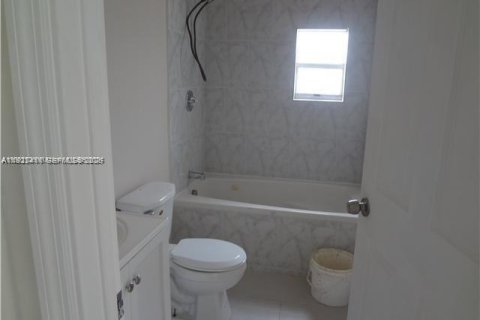 House in North Miami, Florida 4 bedrooms, 136.19 sq.m. № 1983565 - photo 3