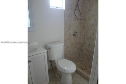 House in North Miami, Florida 4 bedrooms, 136.19 sq.m. № 1983565 - photo 4