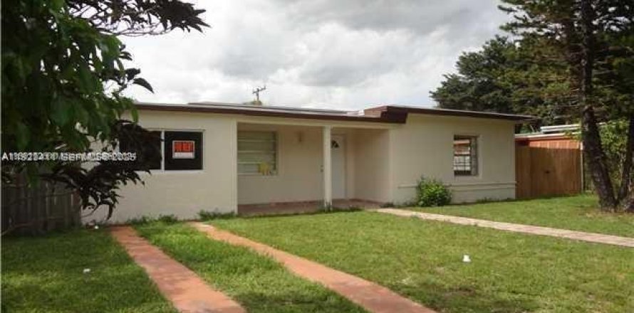 House in North Miami, Florida 4 bedrooms, 136.19 sq.m. № 1983565