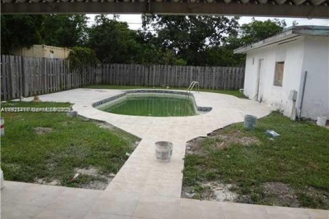 House in North Miami, Florida 4 bedrooms, 136.19 sq.m. № 1983565 - photo 5