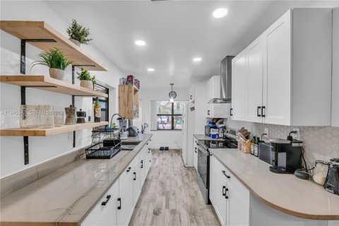 House in Tamarac, Florida 3 bedrooms, 95.97 sq.m. № 2001991 - photo 3