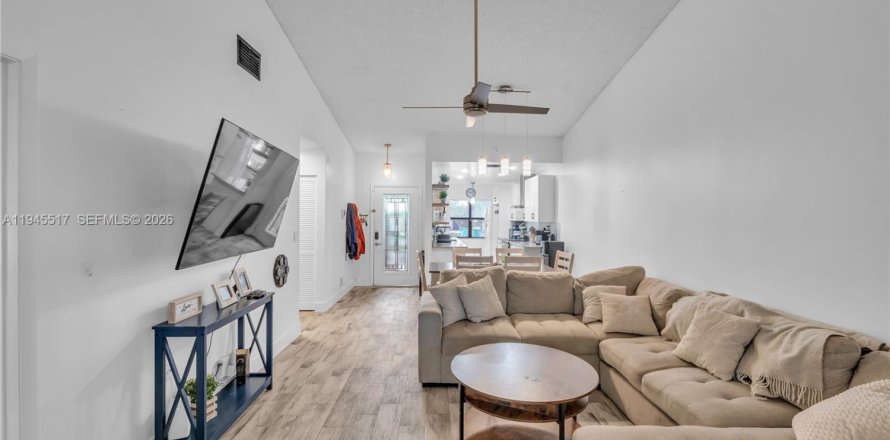 House in Tamarac, Florida 3 bedrooms, 95.97 sq.m. № 2001991