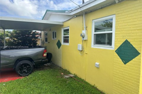 House in Miami Gardens, Florida 4 bedrooms, 124.86 sq.m. № 1966986 - photo 8