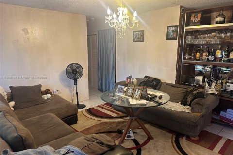 House in Miami Gardens, Florida 4 bedrooms, 124.86 sq.m. № 1966986 - photo 10