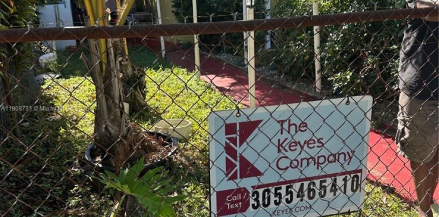 House in Miami Gardens, Florida 4 bedrooms, 124.86 sq.m. № 1966986