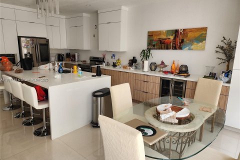 Condo in Pembroke Pines, Florida, 3 bedrooms  № 1963897 - photo 2