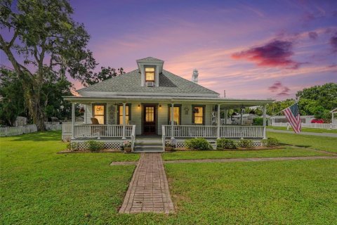 House in Zephyrhills, Florida 2 bedrooms, 135.27 sq.m. № 2366852