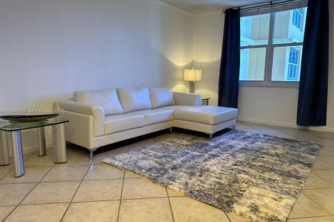 Снять в аренду кондоминиум в Холливуд, Флорида 1 спальня, 77.57м2, № 2066811 - фото 4