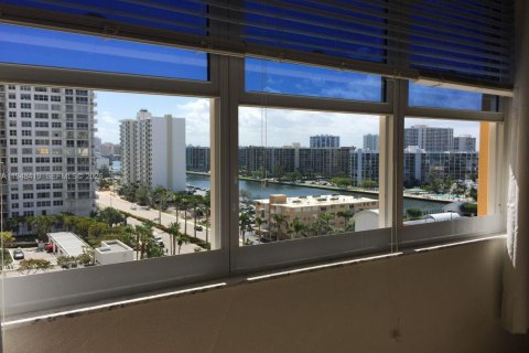 Снять в аренду кондоминиум в Холливуд, Флорида 1 спальня, 77.57м2, № 2066811 - фото 17