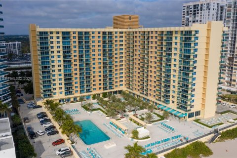 Снять в аренду кондоминиум в Холливуд, Флорида 1 спальня, 77.57м2, № 2066811 - фото 28