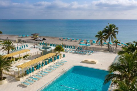 Снять в аренду кондоминиум в Холливуд, Флорида 1 спальня, 77.57м2, № 2066811 - фото 22