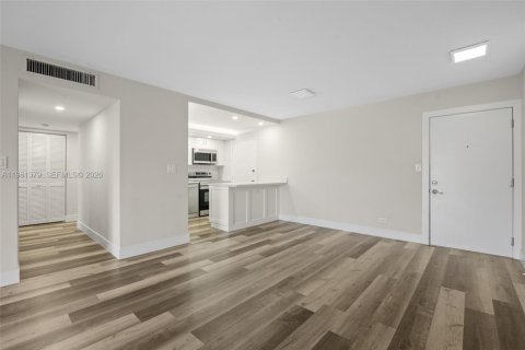 Copropriété à louer à Miami, Floride: 2 chambres, 102.38 m2 № 2043185 - photo 6