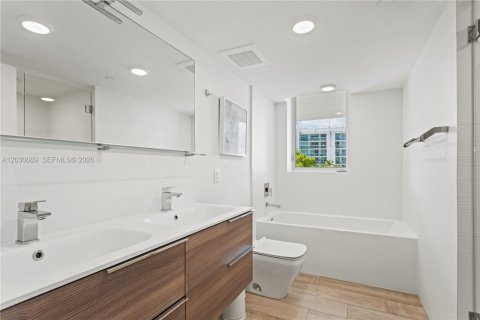Купить кондоминиум в Бей-Харбор-Айлендс, Флорида 3 спальни, 121.24м2, № 2154357 - фото 14