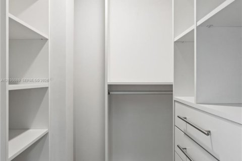 Купить кондоминиум в Бей-Харбор-Айлендс, Флорида 3 спальни, 121.24м2, № 2154357 - фото 13
