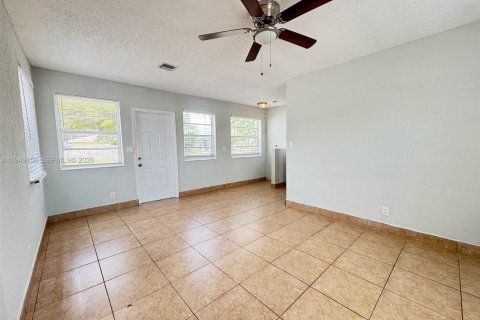 Снять в аренду виллу или дом в Холливуд, Флорида 2 спальни, 78.5м2, № 2004902 - фото 4