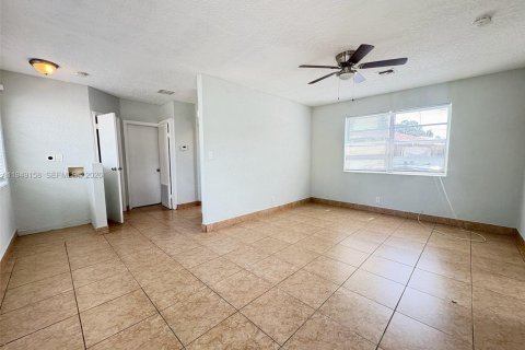 Снять в аренду виллу или дом в Холливуд, Флорида 2 спальни, 78.5м2, № 2004902 - фото 2
