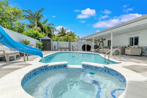 House in Miami, Florida 3 bedrooms, 165.55 sq.m. № 2021083 - photo 28