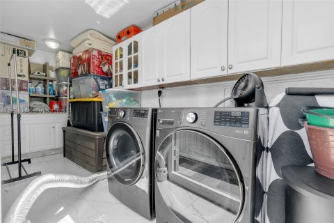 House in Miami, Florida 3 bedrooms, 165.55 sq.m. № 2021083 - photo 25