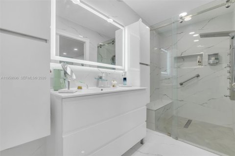 House in Miami, Florida 3 bedrooms, 165.55 sq.m. № 2021083 - photo 17