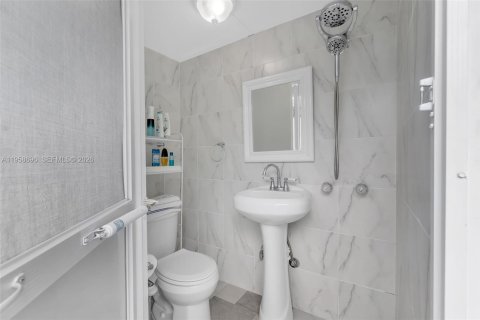 House in Miami, Florida 3 bedrooms, 165.55 sq.m. № 2021083 - photo 26