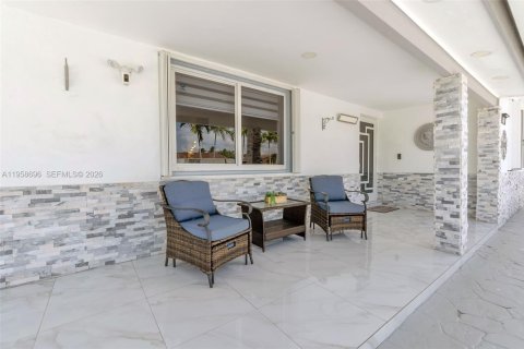 House in Miami, Florida 3 bedrooms, 165.55 sq.m. № 2021083 - photo 2