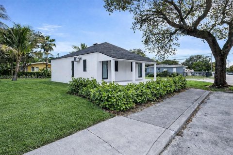 Commercial property in Miami, Florida 86.96 sq.m. № 2026894 - photo 2