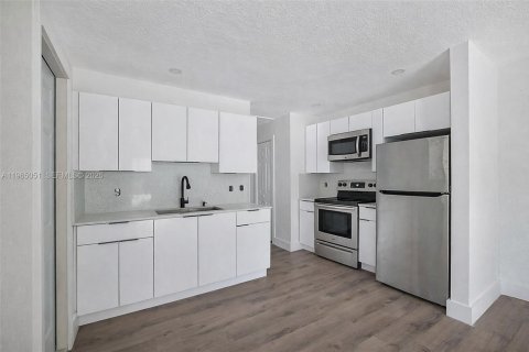 Commercial property in Miami, Florida 86.96 sq.m. № 2026894 - photo 3