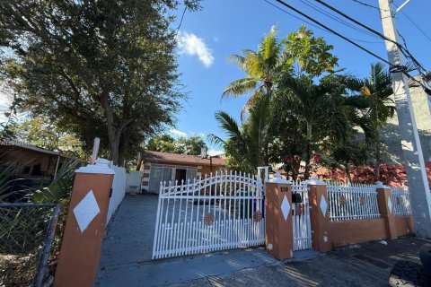 Villa ou maison à vendre à Miami, Floride: 5 chambres, 112.6 m2 № 1974836 - photo 1