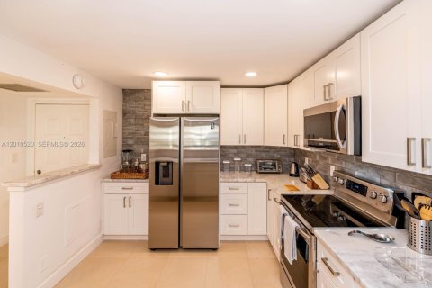 Copropriété à louer à Lauderdale-by-the-Sea, Floride: 1 chambre, 100.33 m2 № 2171046 - photo 16