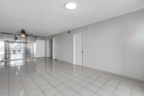 Снять в аренду кондоминиум в Норт-Майами-Бич, Флорида 1 спальня, 66.15м2, № 1991427 - фото 5