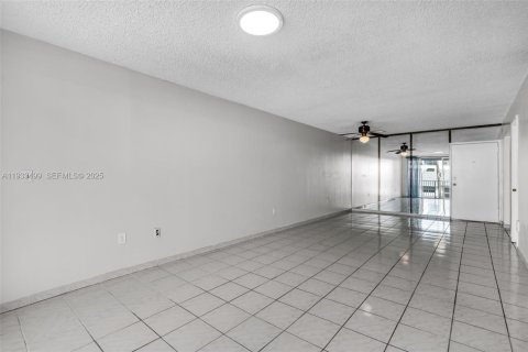 Снять в аренду кондоминиум в Норт-Майами-Бич, Флорида 1 спальня, 66.15м2, № 1991427 - фото 6