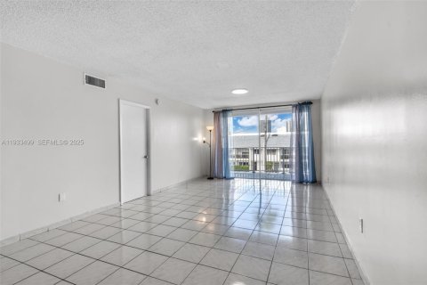 Снять в аренду кондоминиум в Норт-Майами-Бич, Флорида 1 спальня, 66.15м2, № 1991427 - фото 4