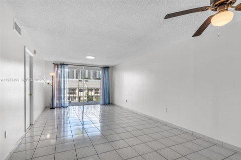 Снять в аренду кондоминиум в Норт-Майами-Бич, Флорида 1 спальня, 66.15м2, № 1991427 - фото 3