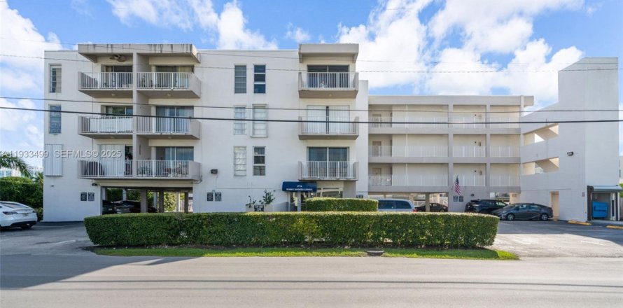 Кондоминиум с 1 спальней в Норт-Майами-Бич, Флорида № 1991427