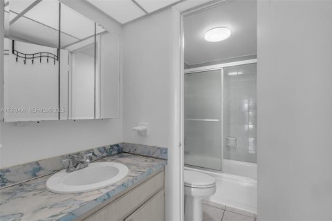 Снять в аренду кондоминиум в Норт-Майами-Бич, Флорида 1 спальня, 66.15м2, № 1991427 - фото 14