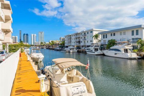 Снять в аренду кондоминиум в Норт-Майами-Бич, Флорида 1 спальня, 66.15м2, № 1991427 - фото 24