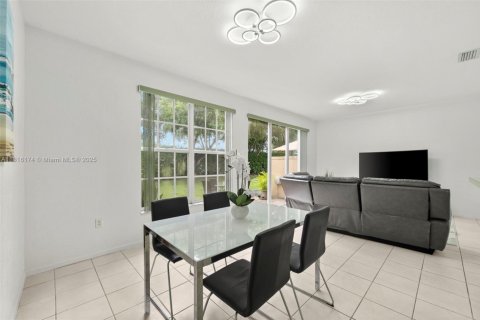 Adosado en venta en Pembroke Pines, Florida, 3 dormitorios, 161.46 m2 № 1781750 - foto 9
