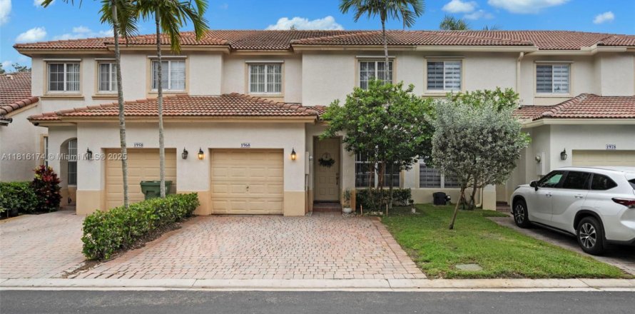 Adosado en Pembroke Pines, Florida 3 dormitorios, 161.46 m2 № 1781750