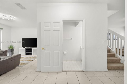 Adosado en venta en Pembroke Pines, Florida, 3 dormitorios, 161.46 m2 № 1781750 - foto 28