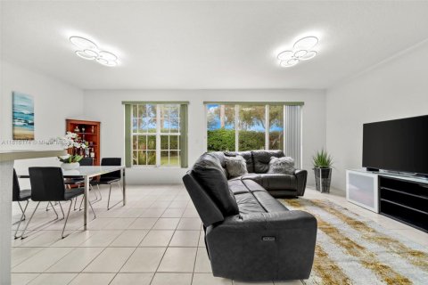 Adosado en venta en Pembroke Pines, Florida, 3 dormitorios, 161.46 m2 № 1781750 - foto 10