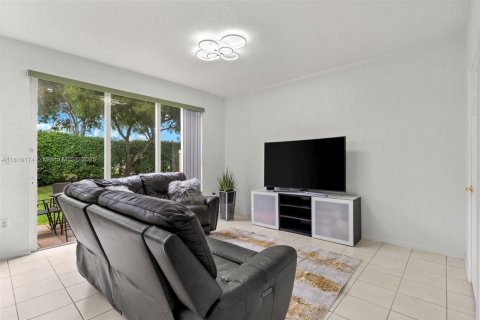 Adosado en venta en Pembroke Pines, Florida, 3 dormitorios, 161.46 m2 № 1781750 - foto 12