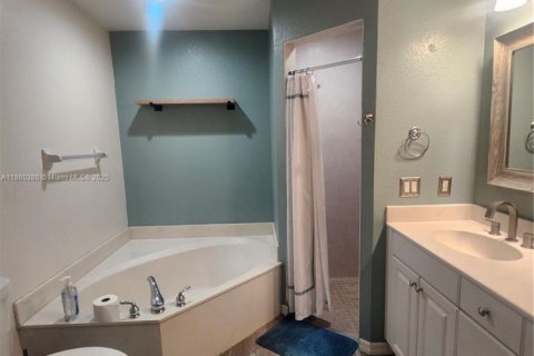House in Naples, Florida 3 bedrooms № 1889365 - photo 10