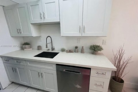 Copropriété à louer à Lauderdale Lakes, Floride: 2 chambres, 89.19 m2 № 2067822 - photo 4