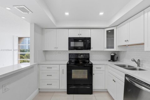 Copropriété à louer à Hallandale Beach, Floride: 2 chambres, 102.19 m2 № 2417501 - photo 5