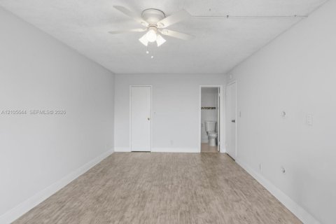 Copropriété à louer à Hallandale Beach, Floride: 2 chambres, 102.19 m2 № 2417501 - photo 19