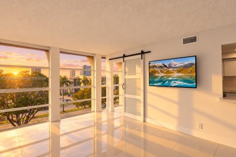 Copropriété à louer à Hallandale Beach, Floride: 2 chambres, 102.19 m2 № 2417501 - photo 2